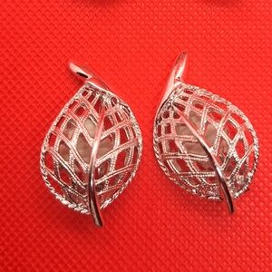 Vintage Sarah Coventry Marked Clip on Silver Tone Earring